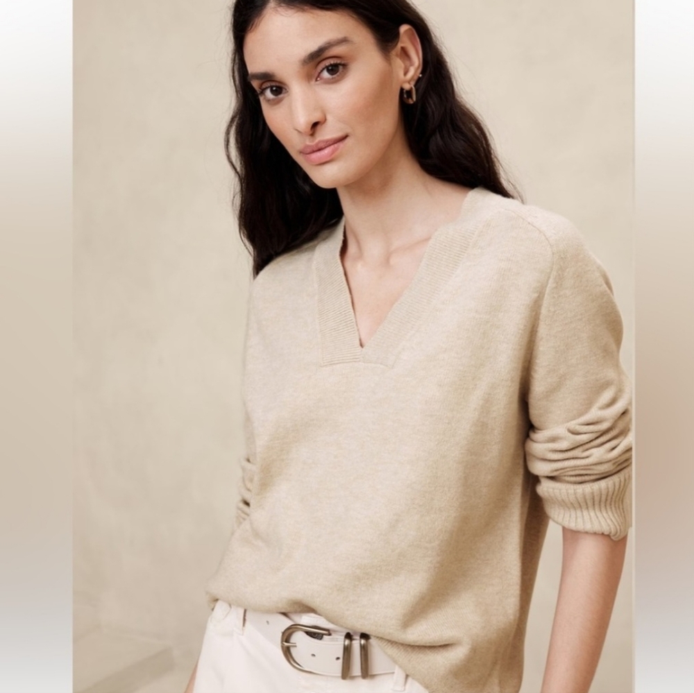 BANANA REPUBLIC FACTORY‎ Perfecty Soft V-Neck Sweater Light Oatmeal NWT